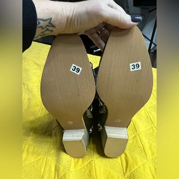 Funky skull cowboy boots!! Size 39. Run small. - Picture 4 of 9